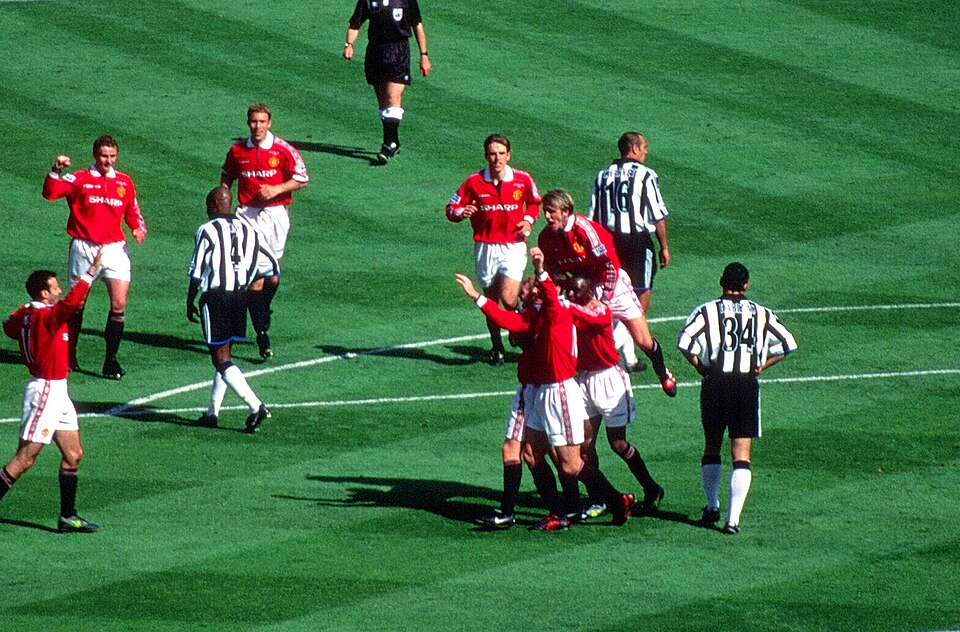Manchester United players celebrating Paul Scholes's goal