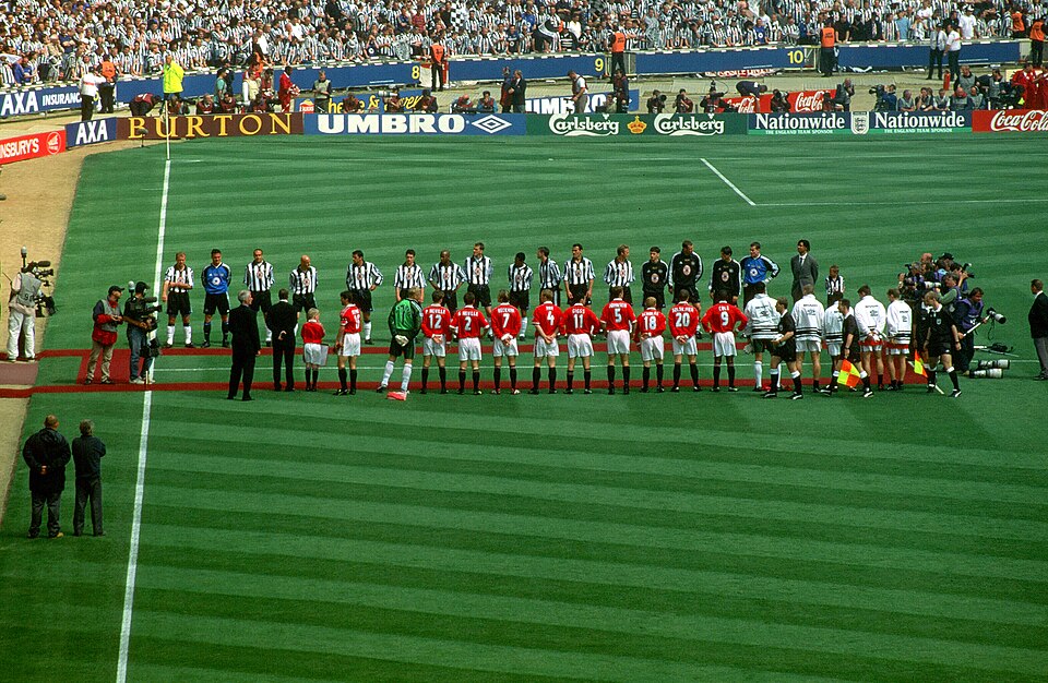 The Manchester United and Newcastle United teams lined up on the Wembley pitch before the 1999 FA Cup final