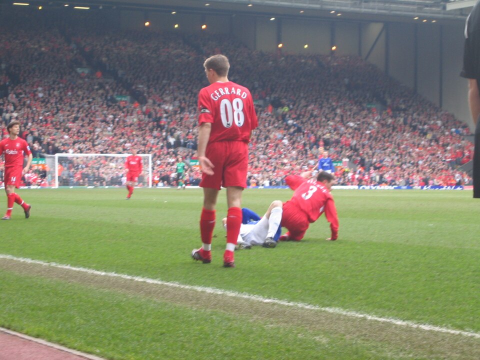 Steven Gerrard playing for Liverpool in 2006