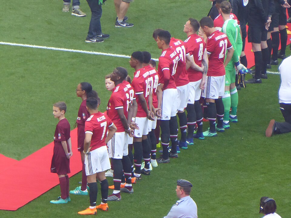 Manchester United players line up with child mascots before the 2018 FA Cup final